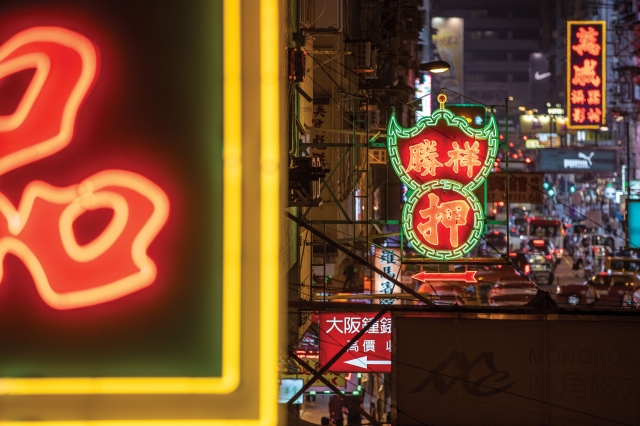 鮮やかなネオンサインが彩る香港の夜に迷い込む。おすすめ撮影スポット5選