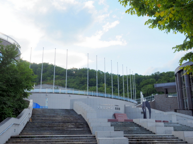 TheSapporoSportsMuseumislocatednexttotheOkurayamaSkiJumpStadium
