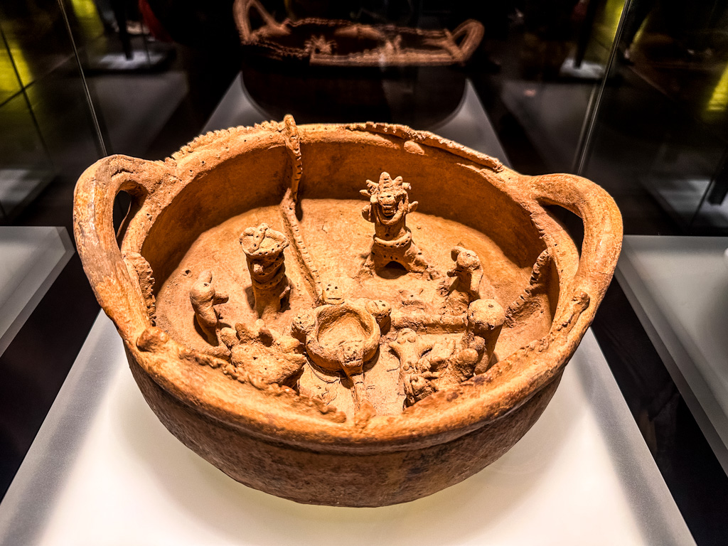 コロンビア 置物 「首長（酋長）の胸飾り」 メルカリ 黄金博物館