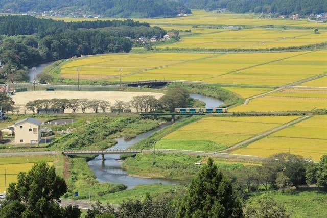 秋の田園風景とJR水郡線＠浅川町 | 地球の歩き方