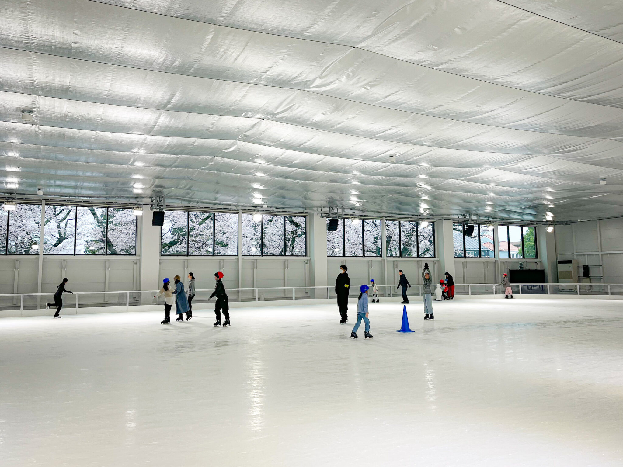 【東京】こだわりの空間でアイススケートを「MAO RINK TACHIKAWA TACHIHI」 | 地球の歩き方