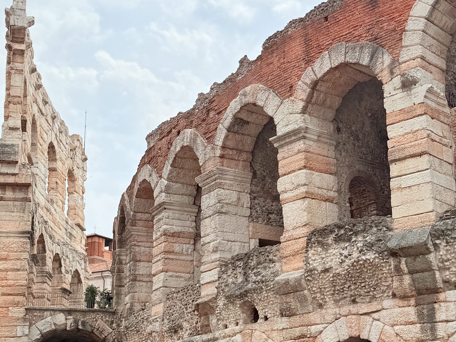 【イタリア・ヴェローナ】世界遺産の町、2000年前のローマ時代の面影残る町へ日帰りの旅 | 地球の歩き方