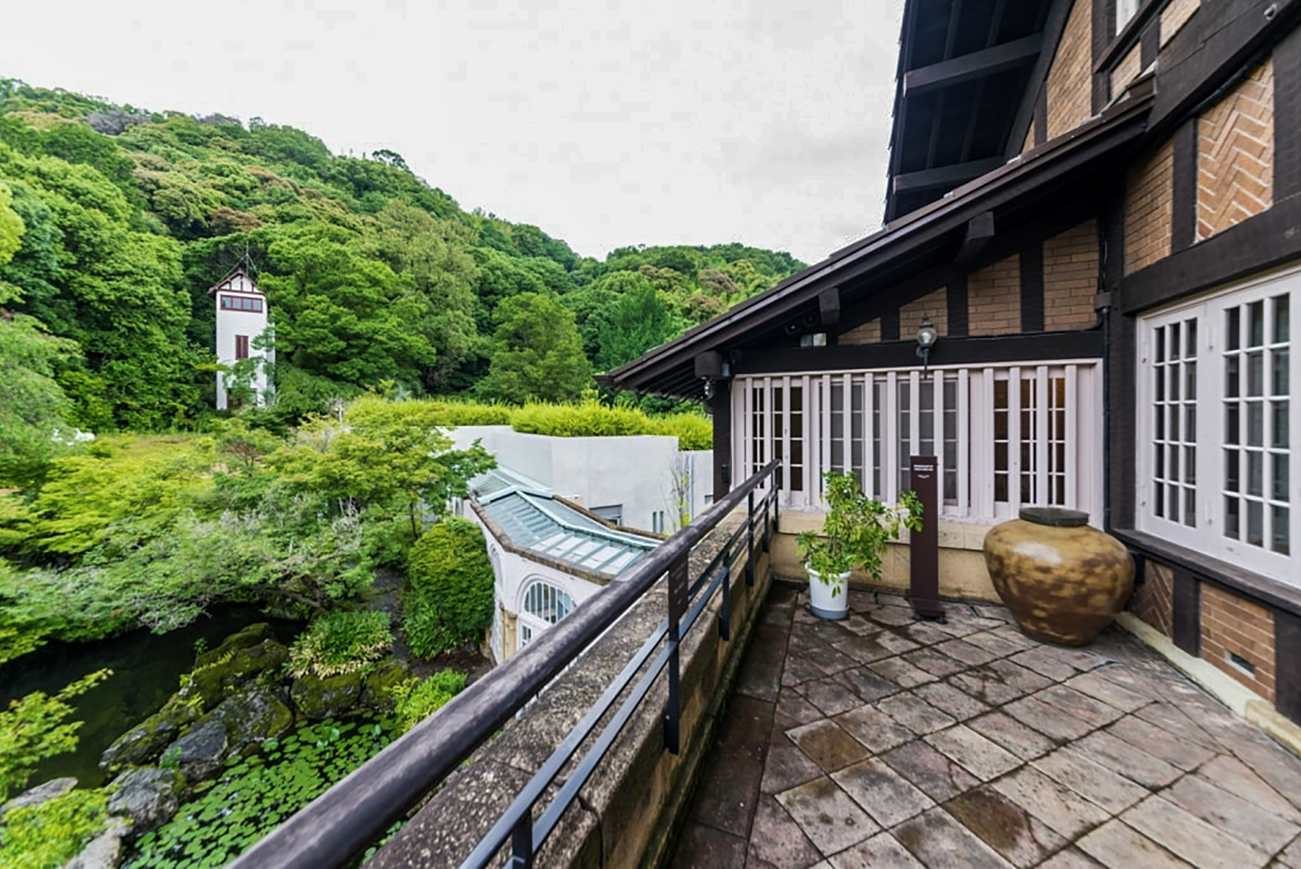 超珍品 大工棟梁だった　先祖の大きな南部鉄瓶　1軒建築費用代金です。 京都府・大山崎町】大自然に溶け込む美術館で建築美と芸術にふれる
